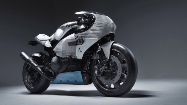 Une Honda VTR 1000 RC51 SP2 customisée en objet d'art: la PRAËM SP3 exhibe un moteur en magnésium et aluminium développant 165 chevaux, une suspension intégrale Öhlins et une montre Monaco Calibre 11 de Tag Heuer intégrée à son réservoir !