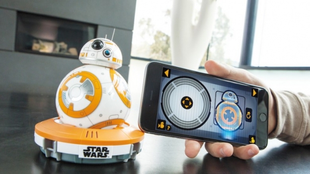 Fans de Star Wars et de gadgets, offrez-vous Sphero BB-8, un droïde télécommandé du prochain volet de la saga. Capable de rouler à 8 km/h, il possède une autonomie de 1h environ. Vendu à 169 € en ligne