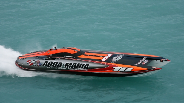 La pure folie des offshores réunis chaque année autour d'un circuit mondial de grands prix