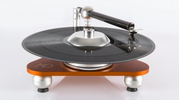 Le format vinyle n’est pas mort ! La platine d’Audio Deva, Atmo Sfera, s’offre le luxe de mêler à la fois faire cohabiter design et technologie: compatible avec les 33 et 45 tours et offrant une connectivité Bluetooth, en précommande pour 895€