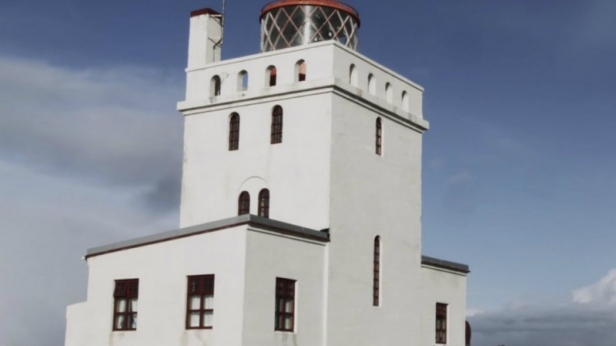 Offrez-vous une nuit dans un phare transformé en hôtel de luxe ! Au Sud de l'Islande, le phare de Dyrholaey peut accueillir jusqu'à 5 personnes, et met à disposition de ses hôtes un chef privé !