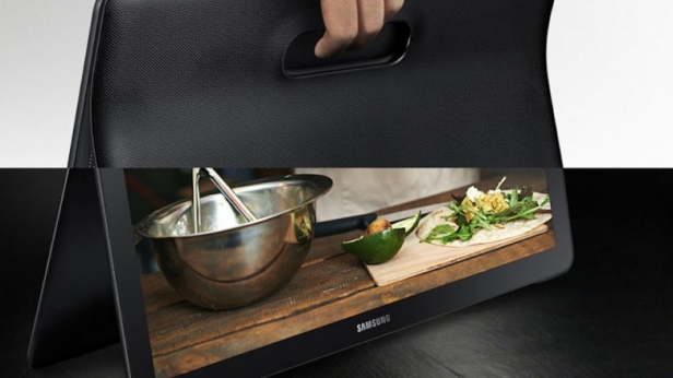 Samsung vient de présenter la Galaxy View, une imposante tablette tactile dont l’écran atteint les 18,4 pouces, soit 46 cm ! Pas encore commercialisée, son prix et sa date de sortie ne sont pas encore connus