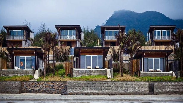 Luxe, écolo et chargé d'histoire, le Six Senses Con Dao à Hô Chi Minh-Ville, au Vietnam - une quarantaine de bungalows en front de mer pour une clientèle exclusive, à partir de 500 €