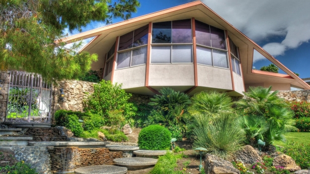 Fans du King, ça peut vous intéresser ! La maison d'Elvis Presley à Palm Springs est mise en vente, pour la somme de 6,93 millions de dollars. Pour l'histoire, il l'avait achetée en en 1966 pour y emménager avec sa fiancée, à 21 000 $ !