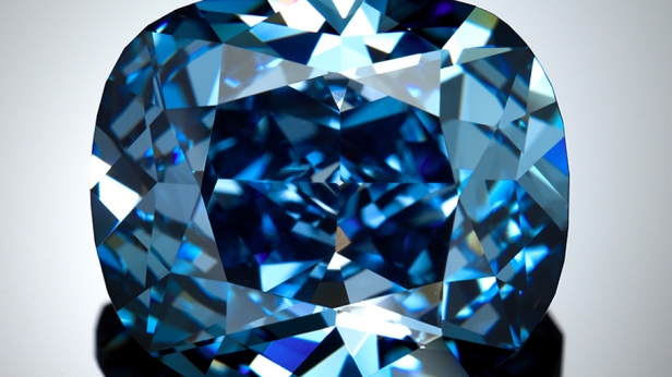 Un nouveau record établi avec la vente de "Blue Moon", un diamant bleu rare de 12.03 carats taillé à partir d'un diamant de 29.6 carats. Il a été vendu à 48.5 millions $