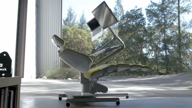 Travailler debout, assis et en position horizontale avec l’écran d’ordinateur au-dessus de la tête est désormais possible avec la Altwork Station ! Un bureau du futur qui sera vendu à 3 650 €