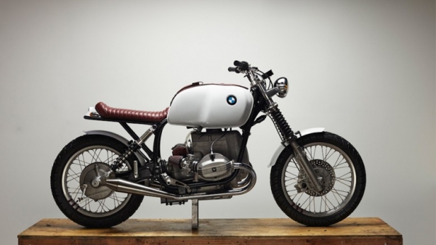 Dom Vetro et Cardinal Motors restaurent une BMW R100/7 de 1978 et sortent également un catalogue d’accessoires de petite maroquinerie conçus spécialement pour l’occasion! Le résultat est très tendance
