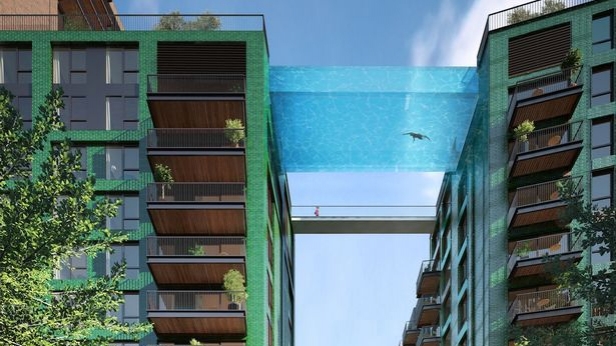 Une piscine délirante bientôt construite à Londres ! Jouant le rôle d'un pont entre deux immeubles, les résidents se baigneront à 35 m au-dessus du sol, dans une piscine en verre suspendue. Il ne faudra pas avoir le vertige !