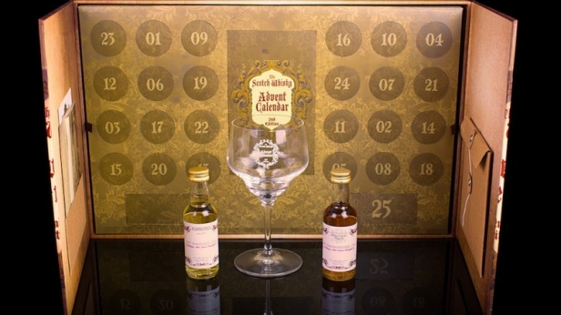 Avec l’arrivée de Noël, voici un calendrier de l'avent qui fera plaisir à certains: 24 fioles de 5 cl. s'y cachent, issus des distilleries de Wemyss Malts, A.D. Rattray, Samaroli, The Malt Whisky Co. et Single Cask Nation. Vendu à 420€