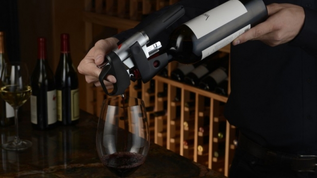 Vous allez enfin pouvoir déguster vos meilleurs vins sans ouvrir vos bouteilles ! Coravin est le gadget, à 299 euros