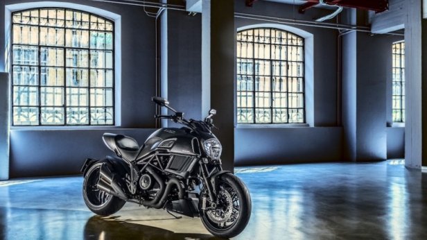 La Ducati Diavel Carbon 2016 est prévue pour fin octobre - Au look agressif, elle est performante avec son moteur Ducati Testastretta 11° Dual Spark déployant 162 chevaux, elle sera vendue à 22 290 €