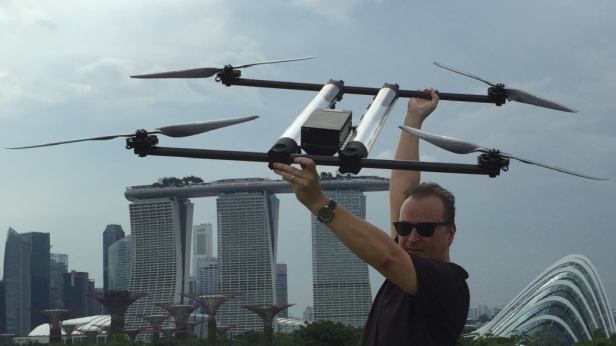 HYCOPTER est le premier drone multirotors possédant une pile à combustible fonctionnant à l’hydrogène. Il a une autonomie de fonctionnement record de plus de 4 heures