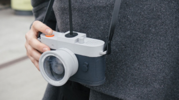 Cet appareil photo vous empêchera de prendre les mêmes photos que tout le monde ! Encore à l’état de prototype, la Camera Restricta de Philipp Schmitt va enregistrer votre position et vérifier les photos identiques qui ont été postées sur internet