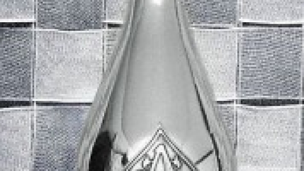 Jay-Z lance une cuvée de champagne ultra-luxe, sous la marque Armand de Brignac. Produite à 3000 bouteilles seulement, et vendue à 760 $ chacune, l'écrin en argent sera tout aussi prestigieux !