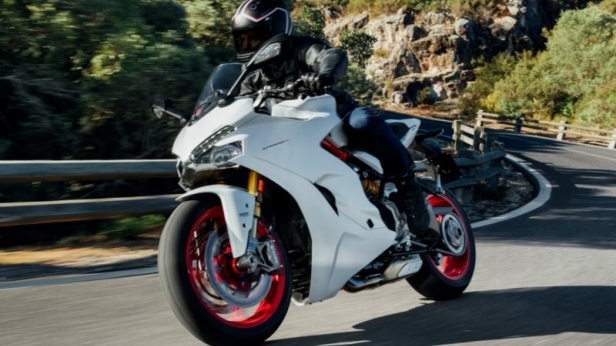 La nouvelle Ducati SuperSport MY2017 est la plus belle de l'année ! Elle fait un retour remarqué après 11 ans d'absence, avec des équipements complets et une puissance de 113 ch. A partir de 13 190€