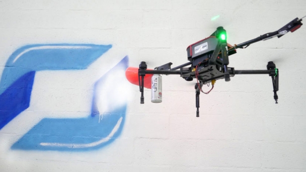 Présenté actuellement au salon Batimat, le Drone Paint est un drone de pulvérisation dédié aux professionnels capable de travailler sur des zones inaccessibles
