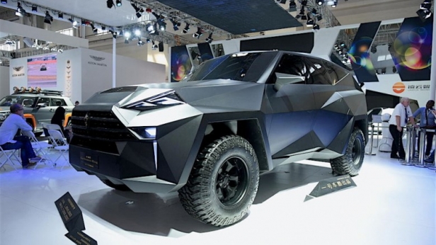 Le constructeur IAT a dévoilé cet impressionnant prototype de SUV, le Kalman - Basé sur un Ford F-450, il cache un V10 essence 6,8L de 362 chevaux sous son capot ! Long de 6m et au design angulaire et agressif, il est estimé à estimé à 1,6 million €