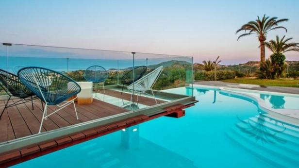 Quand le malheur des uns fait le bonheur des autres: cette villa, d'une surface de 550 mètres carrés, sur un terrain de près de 8300 mètres carrés à Rhodes-Grèce, avec 6 chambres...coûte 2,4 millions d'euros !