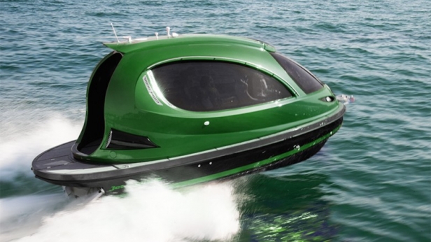 Le Reptile, un mini yacht lancé par Jet Capsule, qui peut atteindre une vitesse maximale de 50 noeuds soit plus de 90 km/h ! C'est un navire compact qui donne l’impression de voler au dessus de l’eau, pour le prix de 250 000 €