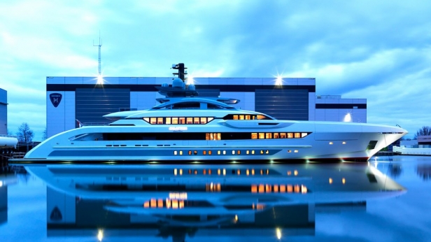 Heesen Yachts réalise de nouvelles prouesses avec son dernier bateau, le Galactica Super Nova: avec 70 mètres de long et 357m² de pont, il peut atteindre une vitesse maximale de 30.3 nœuds, soit 56 km/h et est capable d’accueillir jusqu’à 12 invités