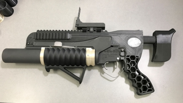 L'armée américaine imprime en 3D désormais un lance grenade qui fait exploser "les bébés" au dessus des ennemis cachés par des obstacles...