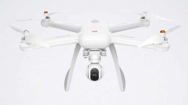 Le Mi Drone de Xiaomi a tout pour plaire ! Une camera 4K (UHD) Sony de 12,4 mpx, une télécommande de pilotage pratique et surtout, un petit prix: de 340 à 410€ !