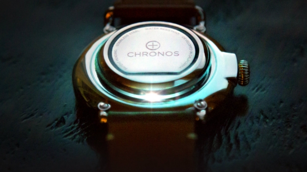 Vous pouvez désormais transformer votre montre analogique traditionnelle en Smartwatch, grâce à Chronos ! Un dispositif qui s'appose au dos de la montre et qui entre en communication avec votre smartphone iOS ou Android...A partir de 100€