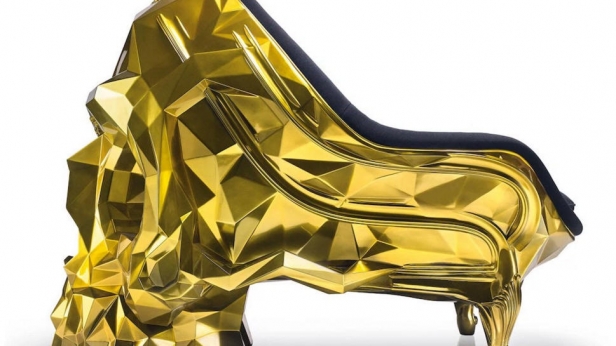 Harow étonne avec cet imposant et clinquant fauteuil en forme de tête de mort: fait main et intégralement recouvert d’or 24 carats, cette pièce unique sera vendue à 500 000 $ !