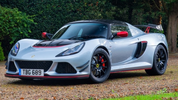 La Lotus Exige Sport 380 est la plus rapide jamais produite par la marque: 375 chevaux sous le capot, qui lui permettent de propulser la voiture de 0 à 100 km/h en 3,7 sec !