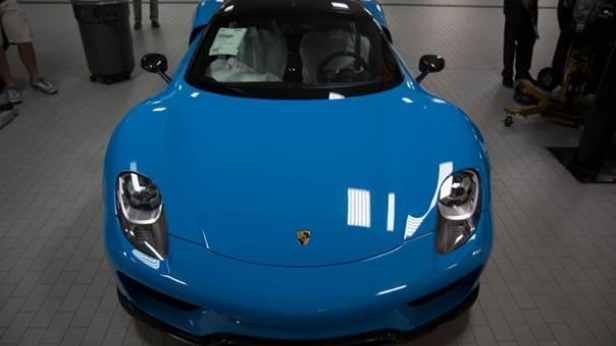 Voici la Porsche 918 Spyder, technologie hybride rechargeable pour une conso de 3l/100km, rejets de CO2 de 70gr/km, 4 roues motrices, une puissance de 887ch, 0-100 km/h pulvérisé en 2.6 s... Fabuleux !