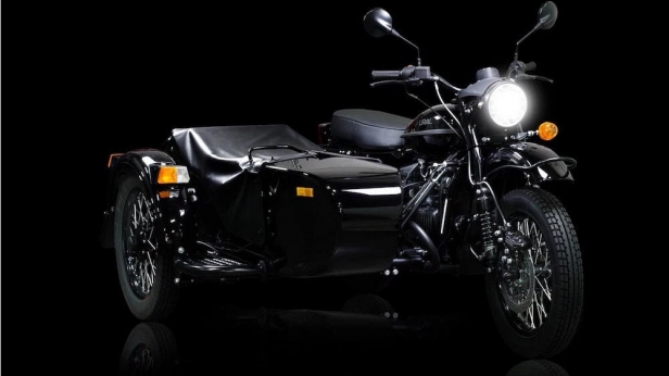 Fabriquée par Ural Motorcycles, la Dark Force est la moto qu'aurait pu conduire Dark Vador ! Produite à 25 exemplaires seulement, cette moto va être proposée à partir de 14 999 dollars.