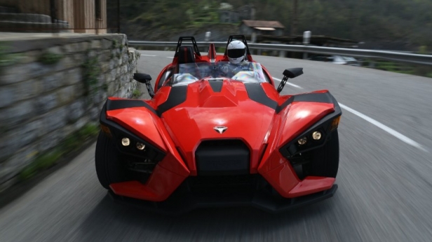 Le Polaris Slingshot est un trois-roues atypique digne d'une Porsche Boxster, un hybride facile à prendre en main et disposant de deux vraies places côte à côte ! Affiché à 29 990 €