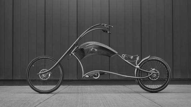 Ono Bikes présente son nouveau vélo électrique, ARCHONT electro, inspiré de la mythique Harley Davidson ! Avec un guidon volontairement surélevé, il pèse 55 kg et est capable d’atteindre une vitesse de pointe de 80 km/h, pour une autonomie de 99 km