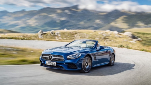 Mercedes-Benz dévoile la nouvelle version de son roadster SL en deux versions encore plus élégantes. Elles seront commercialisées courant 2016 à un prix de 190 000 euros et de 260 000 euros