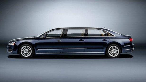 Audi présente une version grand luxe de sa limousine A8 longue de 6,36m, l’A8 L Extend ! Avec son moteur 3.0L TFSI de 310 chevaux, s’envole jusqu’à 250 km/h