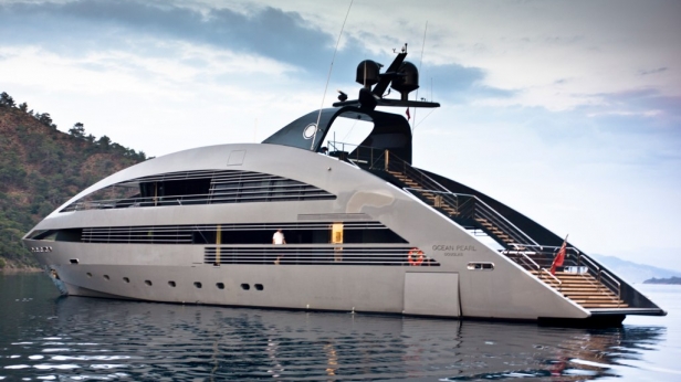 A 130.000 € la semaine, vous pouvez louer Ocean Pearl, ce magnifique yacht construit par le chantier italien Rodrigo Yachts ! Un design futuriste et des équipements luxueux, de quoi passer de jolies vacances !