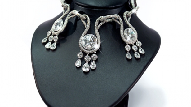 Amis des animaux, ceci est le collier pour chiens le plus cher au monde ! Il est serti de1600 diamants équivalant à 52 carats, d'or 18 carats blanc et de cuir en peau de crocodile! Baptisé "Amour Amour", il coûte 2.4 millions d'€ !!