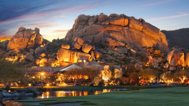 L'hôtel The Boulders en Arizona, est l'un des plus luxueux au monde! Niché au milieu du désert sous une montagne rocheuse, il possède 2 des meilleurs terrains de golf mondiaux !