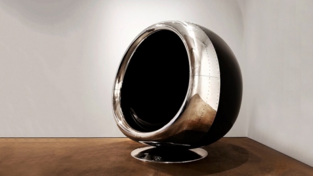 Un fauteuil recyclé des plus originals : ce « fauteuil oeuf » a été taillé dans un réacteur de Boeing 737, et a été sobrement baptisé "737 Cowling Chair"