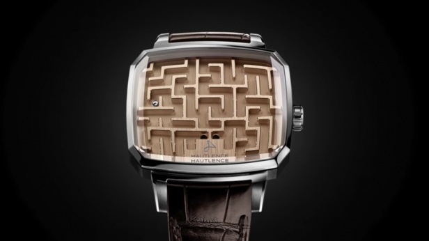 La Playground Labyrinth est la seule montre qui ne donne pas l'heure, mais qui fait passer le temps ! Intégrant un mini-labyrinthe en or rose ou blanc de 18 carats, et une bille en or à 18 carats ou en platine, Hautlence la propose à 12 000€