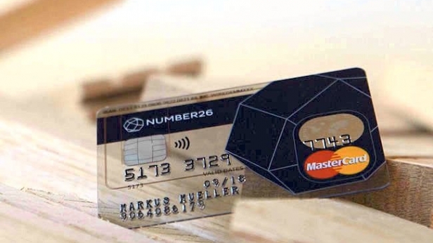La révolution du Mobile Banking fait trembler l'ensemble du milieu bancaire. Avec les applications Number26 ou Revolut, il n’y a pas de commission ni de frais sur les paiements en devises étrangères. Seul le taux de change en vigueur est appliqué !