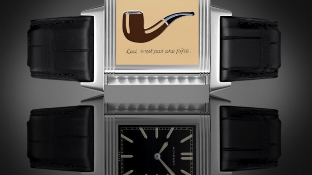 Jaeger-LeCoultre rend hommage à Magritte en ornant sa montre Reverso de l'une de ses toiles les plus célèbres ! Dissimulée, la toile de René Magritte apparaît sous la forme d'une gravure laquée lorsque l'utilisateur fait pivoter le fond du boîtier