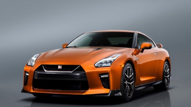 Nissan offre un lifting à sa GT-R pour fêter ses 10 ans ! La version 2017 est plus aérodynamique, agressive et surprend par son nouvel habitacle