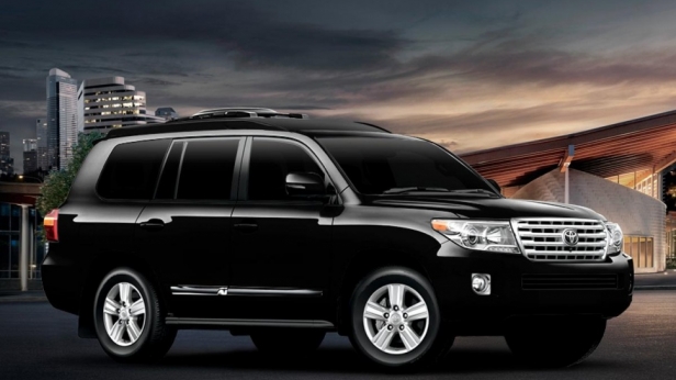 La SUV Toyota Land Cruiser est certes sobre de l'extérieur, mais extrêmement luxueuse à l'intérieur: réglage électrique des sièges en cuir qui font canapé-lit, un énorme écran plat, un bar...et une protection blindée à l'extérieur !