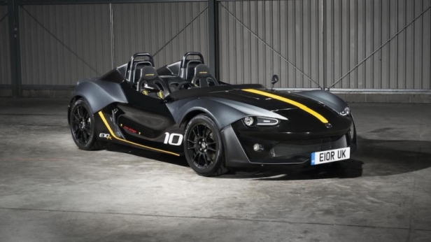 Zenos Cars présente une nouvelle version de son roadster, la nouvelle Zenos E10 R: 355 chevaux, 0 à 100 km/h en 3 secondes et dénuée de pare-brise ! Elle sera proposée à 57 000 €