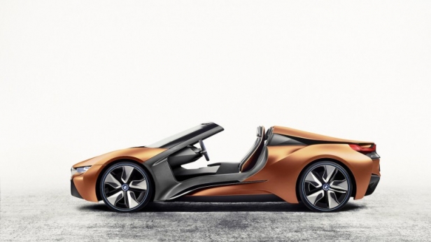 La version cabriolet de la BMW i8 sera commercialisée vers 2017-2018. Sous le capot de la BMW i8 Spyder, un groupe motopropulseur de 362 chvs composé d’un moteur essence 1.5 L de 170 kW associé à un moteur électrique de 96 kW. A partir de 146.000 €