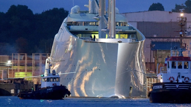 Première sortie du "White Pearl", le plus grand yacht du monde ! Avec plus de 140 mètres de long et des mâts dépassants 90 mètres, il comporte 8 étages dont un de surveillance sous-marine. Sa construction a duré 3 ans pour un coût de plus de 400M $ !