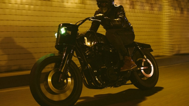 El Solitario, présente Bueno/Malo, un Sportster Harley de 2003 revu et corrigé, avec des lignes anguleuses et un look général plutôt cossu