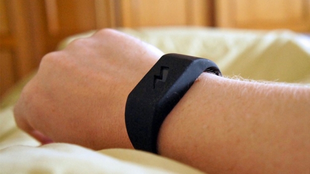 Le bracelet Shock Clock vous laissera deux chances de vous lever avant de vous asséner une décharge, assurant un réveil pour le moins brutal ! Pour un peu moins de 100$, vous ne serez plus jamais en retard