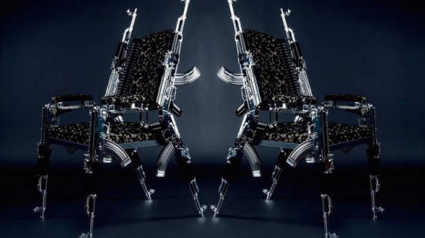 L’AK47 Chair est une chaise qui a fait le pari de recycler des fusils d’assaut pour en faire des objets d’art ! Qu'on aime ou pas, ça interpelle !